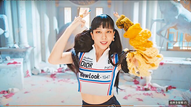 Jisoo穿上Dior早秋時裝，以無袖短版針織上衣、Dior Ground黑色橡膠低筒靴與黑色棉質長襪打造甜美風格。（摘自YouTube）