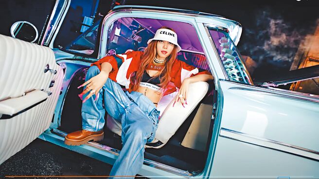 Lisa以GCDS、Celine、Neon Genesis Oddity打造嘻哈風格，身上佩戴寶格麗手鍊與戒 指。（摘自YouTube）