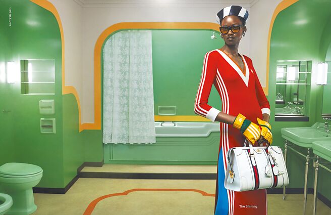 瑪丹娜養子David Banda曾穿過的adidas x GUCCI紅色連身裙，置入鬼店知名場景也不違和。（Gucci提供）