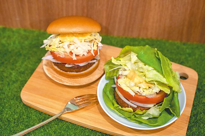 摩斯「摘鲜绿摩力乐活蔬食堡」及「摩力乐活蔬食堡」皆使用植物肉，售价110元起。（摩斯汉堡提供）