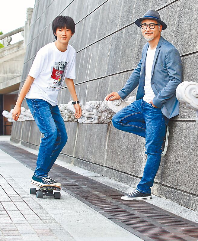 小說家高翊峰（右）新作《聊聊》，記錄與兒子「聊聊」的點滴。（陳俊吉攝）