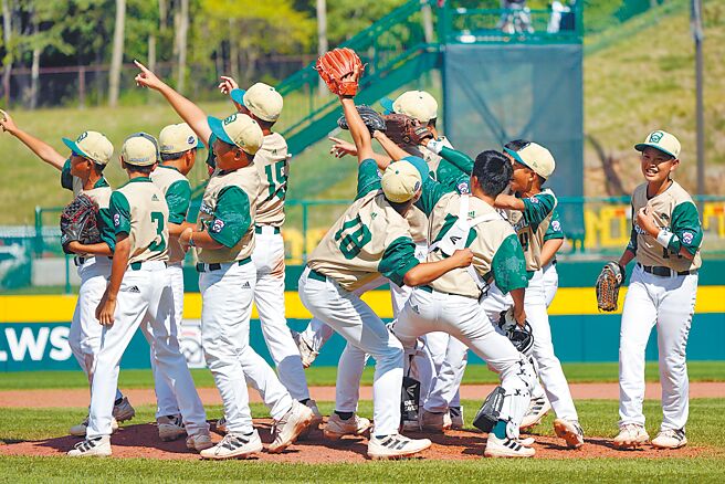 福林国小击败墨西哥代表队，杀进威廉波特少棒赛国际组冠军战，全队开心做出庆祝动作。（美联社）