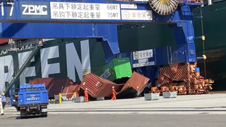 台北港出事了 「長榮」壓頂！7只貨櫃砸碼頭 驚險影片曝