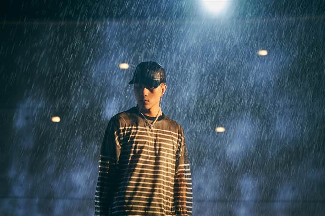 阿兰日前拍摄新歌MV，挑战诠释湿身的戏码。（索尼音乐提供）