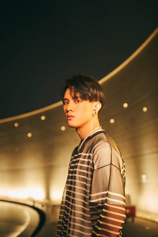 阿兰近来推出新歌，日前拍摄MV。（索尼音乐提供）