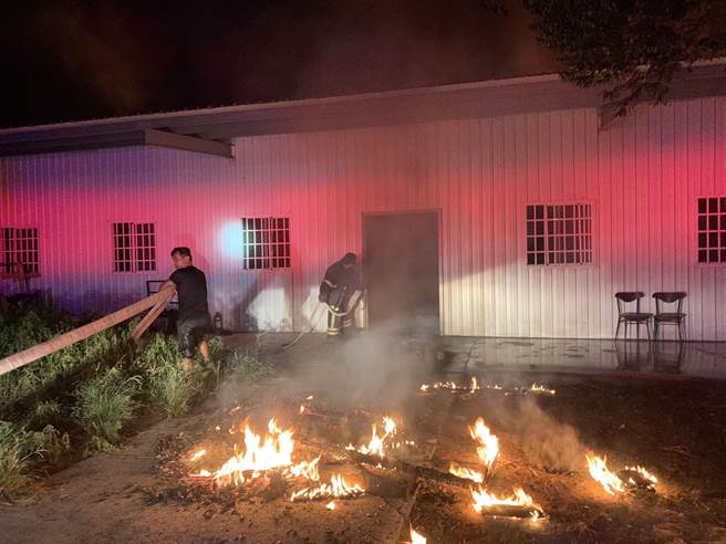 苗栗县后龙镇永发纸厂27日发生大火，整栋纸厂陷入火海。（读者提供／谢明俊苗栗传真）