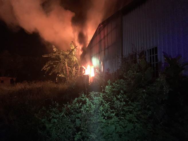 苗栗县后龙镇永发纸厂27日发生大火，整栋纸厂陷入火海。（读者提供／谢明俊苗栗传真）