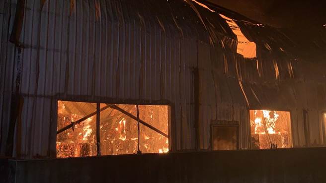 苗栗县后龙镇永发纸厂27日发生大火，整栋纸厂陷入火海。（读者提供／谢明俊苗栗传真）