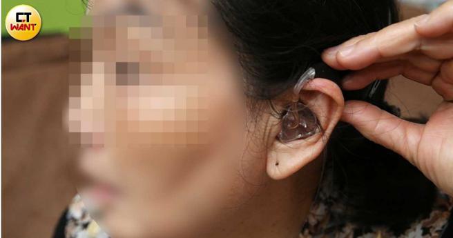 阿莲原本当看护维生，去年打疫苗后意外失聪，也因此失去工作。（图／赵世勋摄）