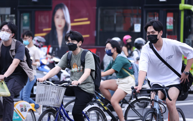 今高温飙38度，明起东北风报到将转凉。（本报系资料照）