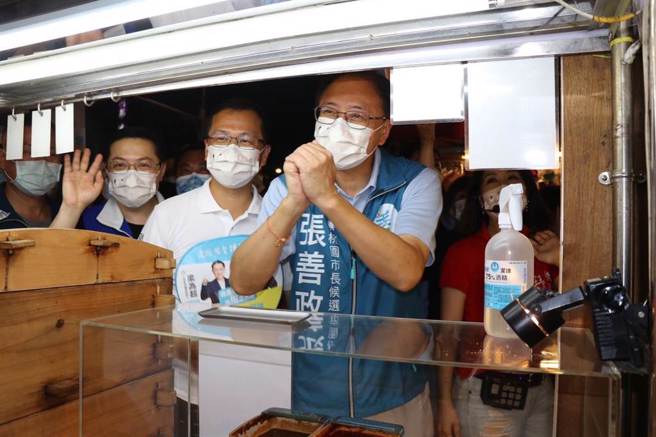 国民党桃园市长参选人张善政、罗智强与中坜夜市摊商一一打招呼。（资料照/蔡明亘摄）