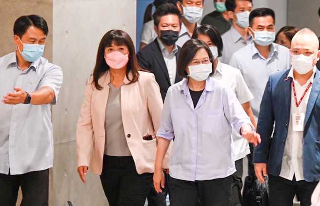 总统蔡英文（右二）、民进党南投县长参选人蔡培慧（右三）。（图／取自蔡英文脸书）