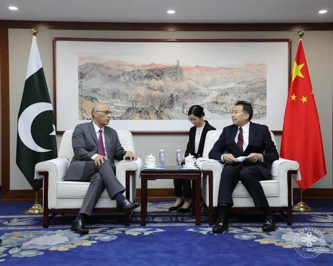 即时／大陆国家国际发展合作署署长罗照辉（右）26日会见巴基斯坦驻华大使莫因·哈克称巴基斯坦洪灾致3300万人受灾，中方：首批物资30日前抵达。（中国国家国际发展合作署）