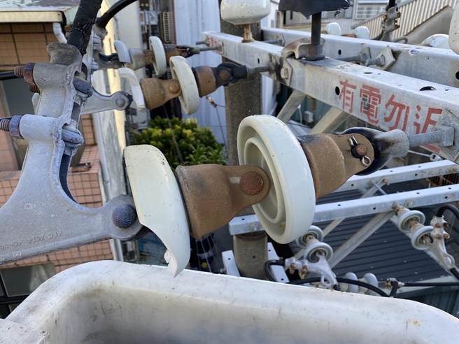 高雄鼓山变电所馈线遭松鼠碰触，造成8000多户一度无电可用。（柯宗纬翻摄）