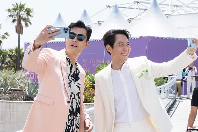 《猎首密令》之前在坎城影展首映，李政宰（右）和郑雨盛开心在现场自拍。（摘自IG）