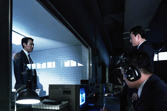 李政宰（左）和郑雨盛在《猎首密令》中因立场不同而对立、相互猜疑。（龙祥提供）