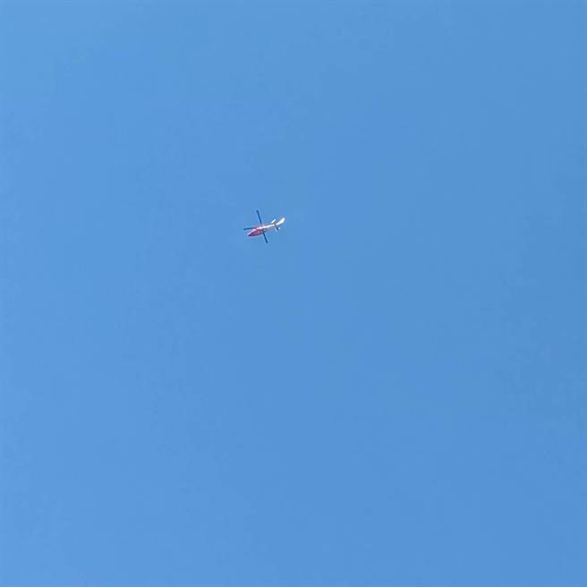 直升机已抵达现场加入救援，希望尽快找到人。（民眾提供）