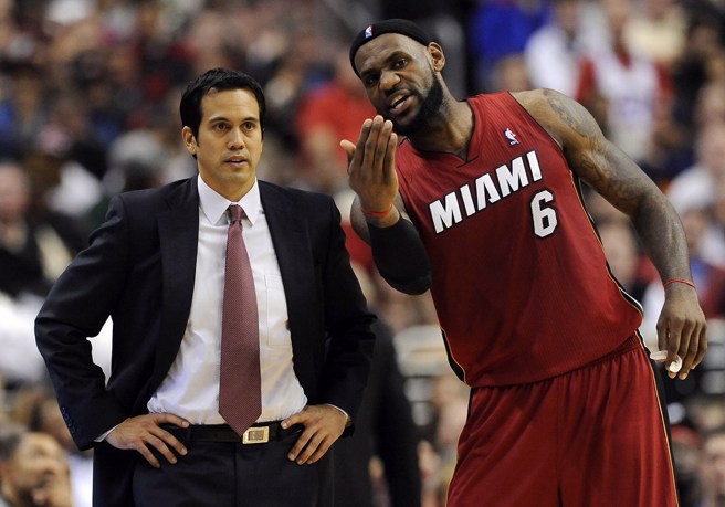 詹姆斯(右)一开始跟热火总教练史波斯查关系并不好。(美联社资料照)