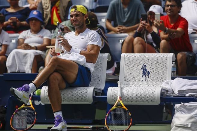 纳达尔在练球时中途休息。（美联社）