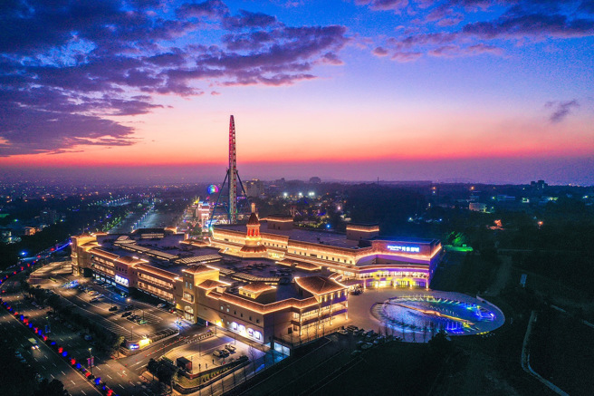 Outlet夜幕低垂。（麗寶樂園提供）