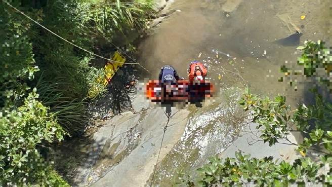 消防員將騎士救起時，人已無呼吸心跳。（嘉義縣消防局提供／呂妍庭嘉縣傳真）