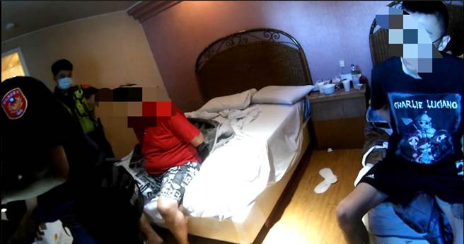 而除了陈姓女子外，当天还有另一名年仅21岁的吴姓女子，再遭拘禁7天后，直到帐户被警示没有利用价值，才被丢包在溪湖某汽车旅馆内，目前正扩大清查有无其他被害人。（警方提供／吴建辉彰化传真）