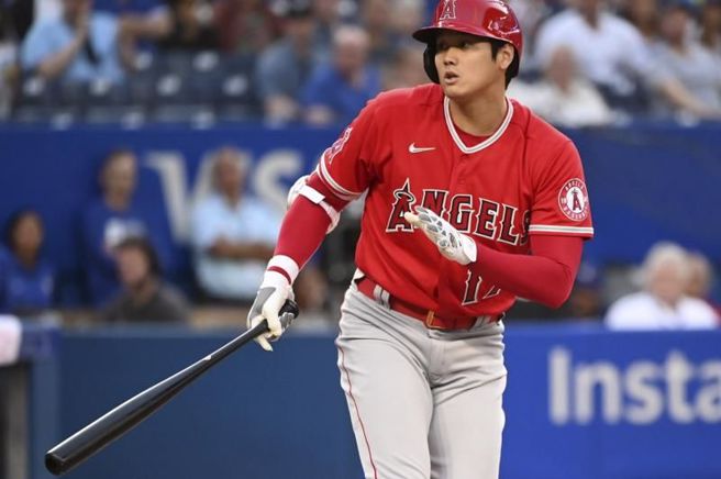 天使队大谷翔平对蓝鸟击出三垒打。（美联社）