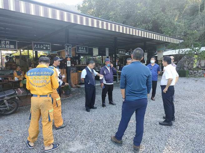 武界溯溪5人失踪 2人寻获，3人腿不适在上游处。(民眾提供)