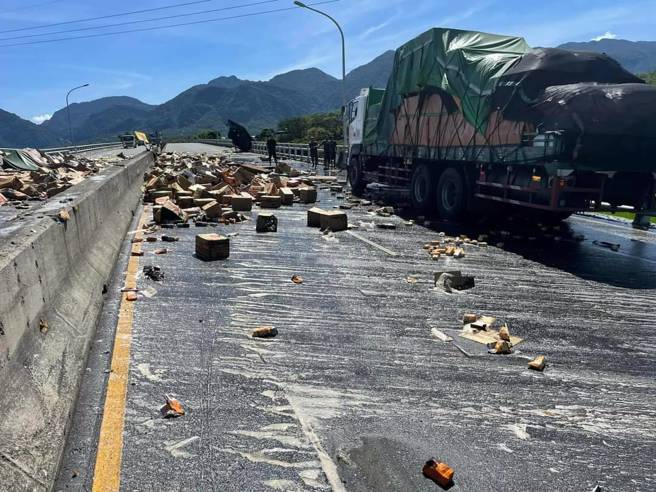 台9线拖板车衝撞撞护栏，车身卡富里大桥，车上货物沿路掉满地。（图／翻摄记者爆料网）