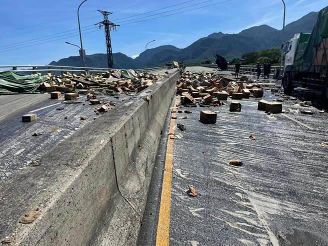 台9线拖板车衝撞撞护栏，车身卡富里大桥，车上货物沿路掉满地。（图／翻摄记者爆料网）