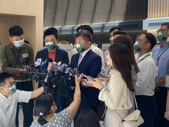 民进党台北市长参选人陈时中今上午出席医事团体后援会成立大会，会前受访。（陈薏云摄）