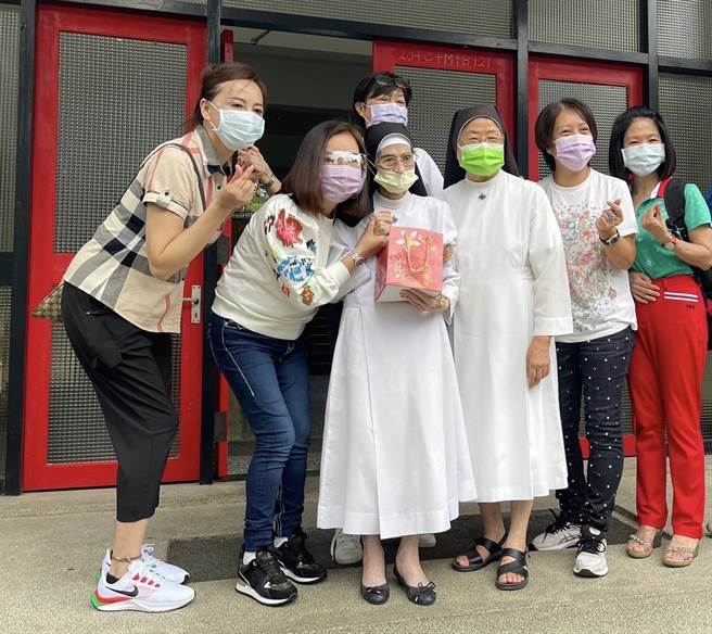 女星陈明利（左2）27日到竹市探访赵修女（左3）并致赠捐款协助偏乡教育。（天心公司提供／王惠慧新竹传真）