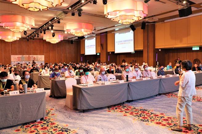 中研院台史所长许雪姬邀集了近30位的专家学者，议程规划有5场论文发表（共计13篇论文将参与口头发表）、1场新书发表会及1场综合座谈。（张茂雄摄）