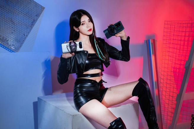 知名游戏实况主Zoe 肉乙实测全新ROG Phone 6 Pro（左）、黑鲨5 Pro；ROG Phone 6 Pro定价3万7990元起、黑鲨5 Pro定价2万3990元起。（石智中摄）
