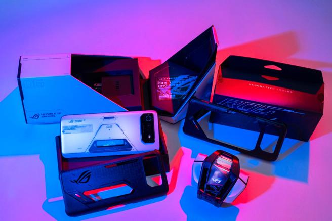 ROG Phone 6 Pro此次延续如太空舱般的柱型盒装包装，机身则採极光白色设计，还有后置幻视萤幕，能自订画面。（石智中摄）