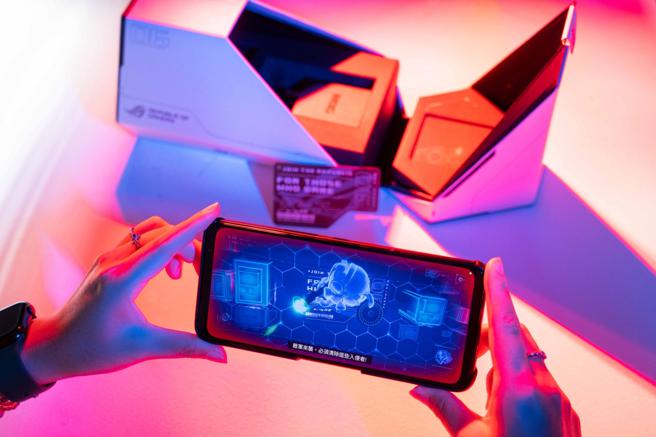 ROG Phone 6 Pro随附ROG卡片，能在设定时体验AR互动去了解手机。（石智中摄）