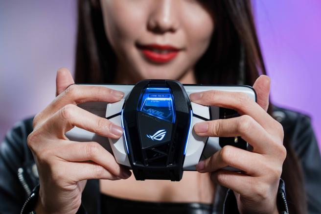 ROG Phone 6 Pro搭配空气动力风扇6，不仅能散热，更配备4颗AirTrigger 6实体按键与内建脚架，能设置更多快捷键方便玩家进行游戏。（石智中摄）