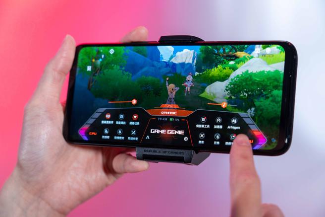 ROG Phone 6 Pro的Game Genie游戏精灵全面更新，在游戏中也能轻松从左右上角滑下，即能叫出游戏精灵，可迅速在游戏中调整萤幕更新率、或进行录影等功能。（石智中摄）