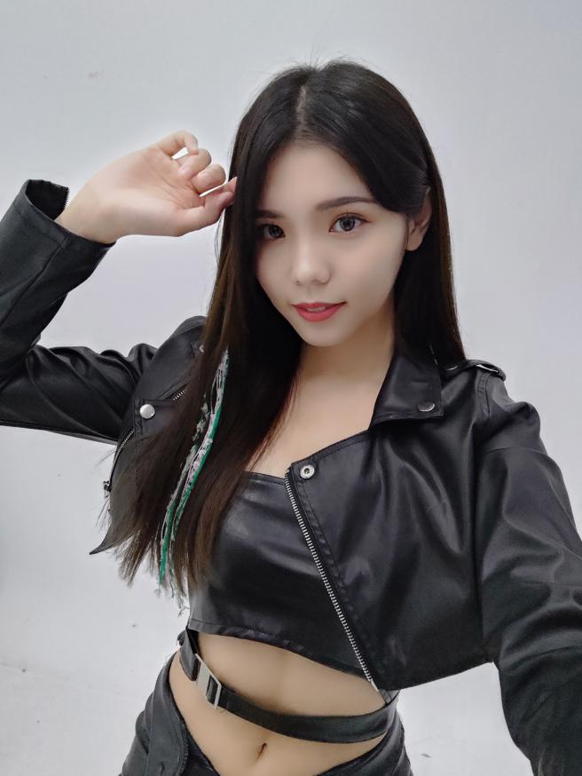 以ROG Phone 6 Pro的前镜头自拍，Zoe就认为感觉有点失真，滤镜感太重。（以手机自拍）