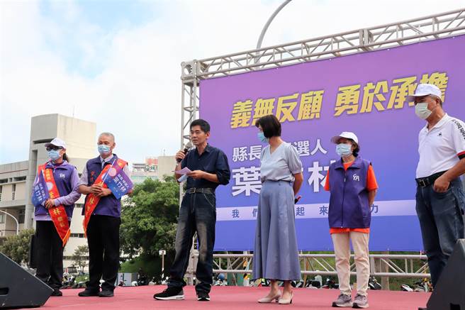 无党籍澎湖县长参选人叶竹林成立竞选总部，现场活动邀请叶竹林的支持者上台演讲，有北辰市场摊商、马市托老师、马公乐龄志工妈妈、重光里长等人。（张茂雄摄）
