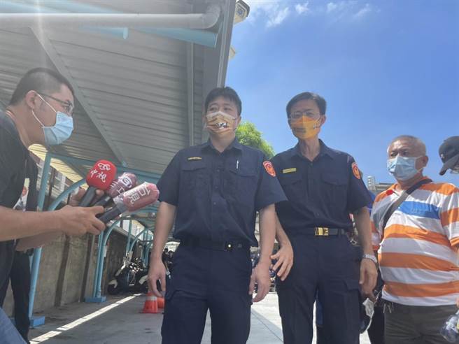 学甲分局长蔡宗信（右二）表示，持双刀袭警的吴嫌去年11月曾遭警方取缔酒驾，近日又有朋友被警方开酒驾红单，怀疑是这两件事引起袭警的动机。(李俊淇摄)