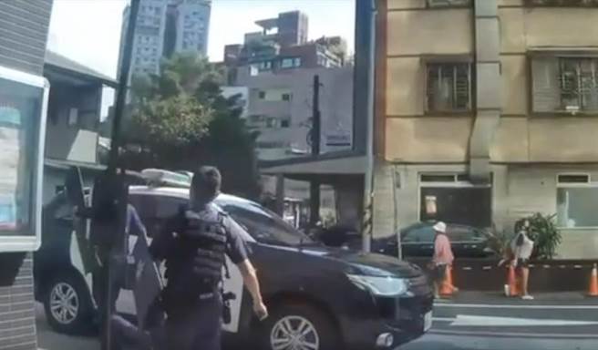 新北市汐止警方今晨6时55分获报「有人开枪」，遂持防弹盾牌出勤。（警方提供／李奇叡新北传真）