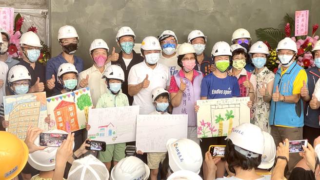 侯友宜接受社區小朋友贈送的繪畫。（呂健豪攝）