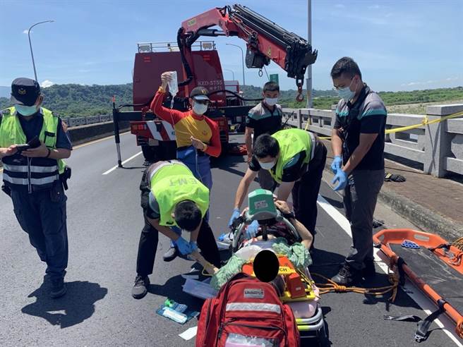 今天上午10点多有民眾在彰云大桥桥边发现一双拖鞋，好奇上前查看，没想到往桥下一望竟然发现一具尸体，吓得他赶紧报警。（民眾提供／吴建辉彰化传真）