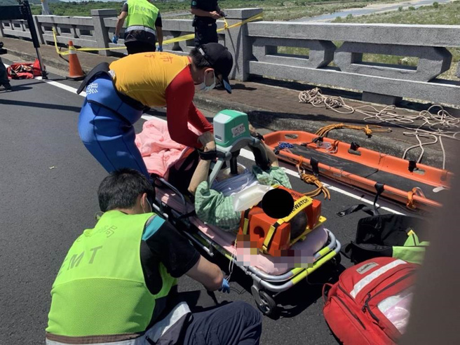 彰云大桥是连接彰化县二水乡和云林县林内乡的桥梁，热心民眾一早经过这里，看到路边有一台机车以及显眼遗留在路边的蓝色拖鞋。（民眾提供／吴建辉彰化传真）