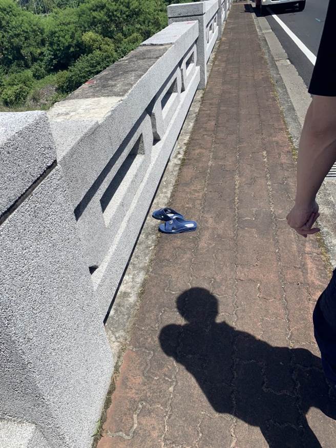 根据了解，71岁的陈姓老翁独自居住在二水乡惠民村，现场并没有发现其他物品，只有一双蓝色拖鞋与机车，目前警方已经联络到陈翁在北部的家属，正积极调阅相关监视器，以厘清案情。（民眾提供／吴建辉彰化传真）
