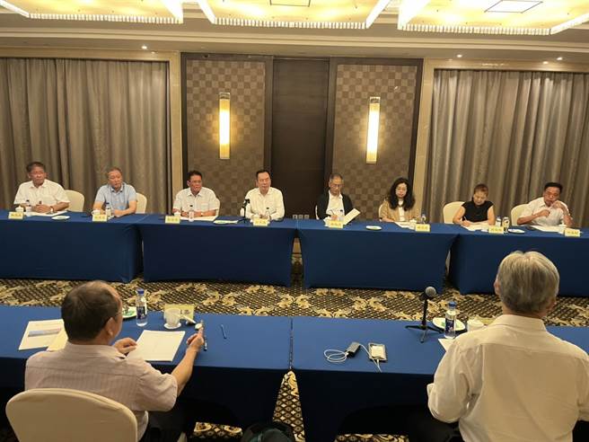 国民党副主席夏立言昨天再与上海、福建等地区台商、台师、台胞座谈。夏在座谈中表示，两岸即使有再大分歧，相信都能更有智慧化解衝突，用更大包容寻求共识，透过持续交流合作和沟通对话，共同努力维繫海峡两岸得之不易的和平。（国民党提供）