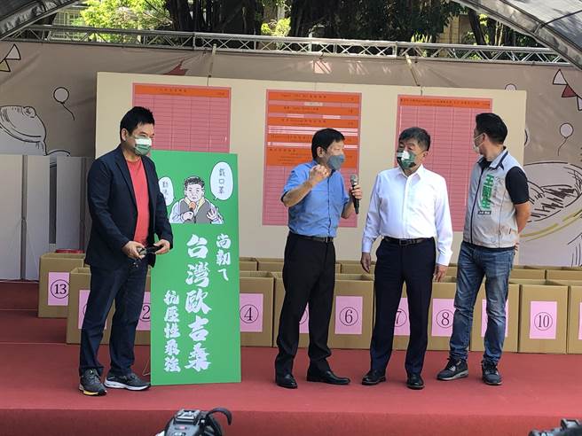 民进党台北市长参选人陈时中，看板上则为「尚韧ㄟ台湾欧吉桑、抗压性最强」。（张芷瑜摄）