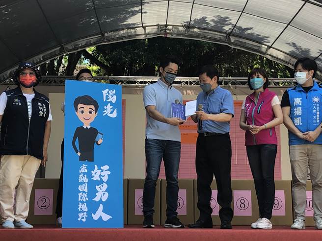 国民党台北市长参选人蒋万安的看板，则是「阳光好男人、宏观国际视野」。（张芷瑜摄）