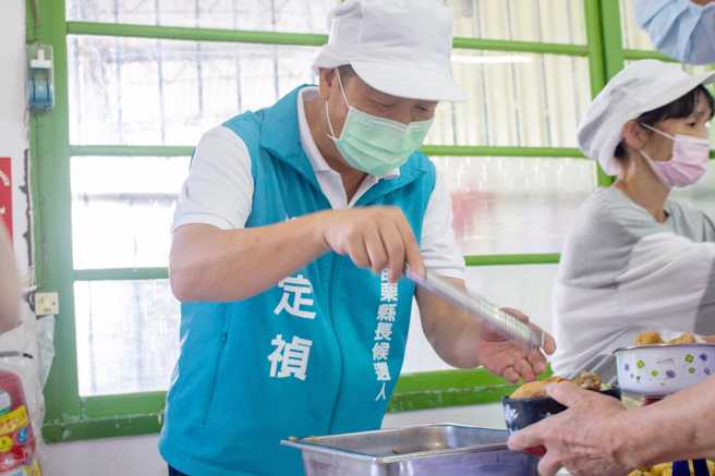 徐定祯化身打饭小帮手。(取自徐定祯脸书)